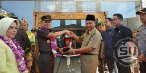 OKU-Timur---Bersalaman