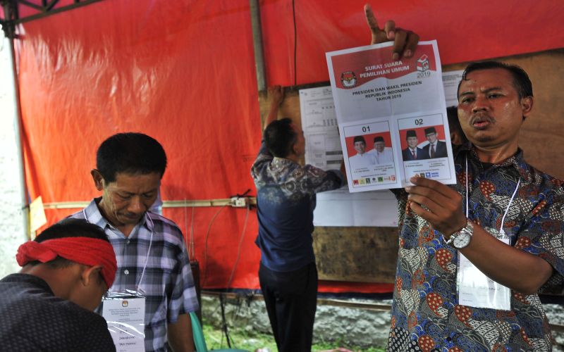 Para petugas melakukan penghitungan (rekapitulasi) suara hasil Pemilu 2019 di TPS 049 Kelurahan Drangong, Serang, Banten, Rabu (17/4/2019).