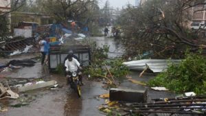33 Orang Tewas Akibat Topan Fani di India