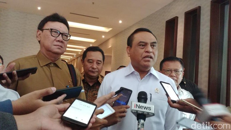 Menteri Pendayagunaan Aparatur Negara dan Reformasi Birokrasi Syafruddin dan Mendagri Tjahjo Kumolo.