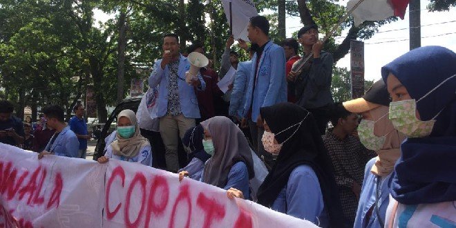 Aksi massa berunjuk rasa di depan gedung Pengadilan Negeri Kelas I-A Khusus Palembang, Jumat (5/7/2019).
