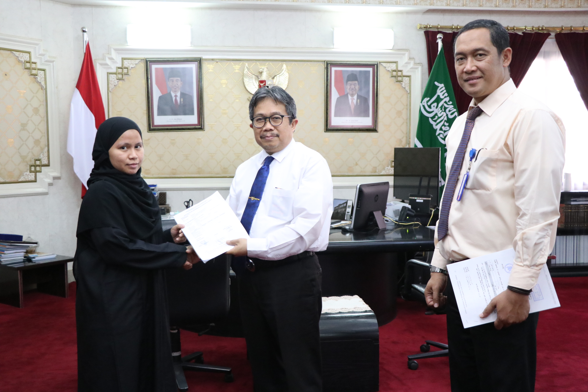 Konjen RI Jeddah didampingi Konsul Tenaga Kerja Mochammenyerahkan tunggakan gaji yang dibayar oleh pengguna jasa