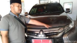 Mobil dibakar
