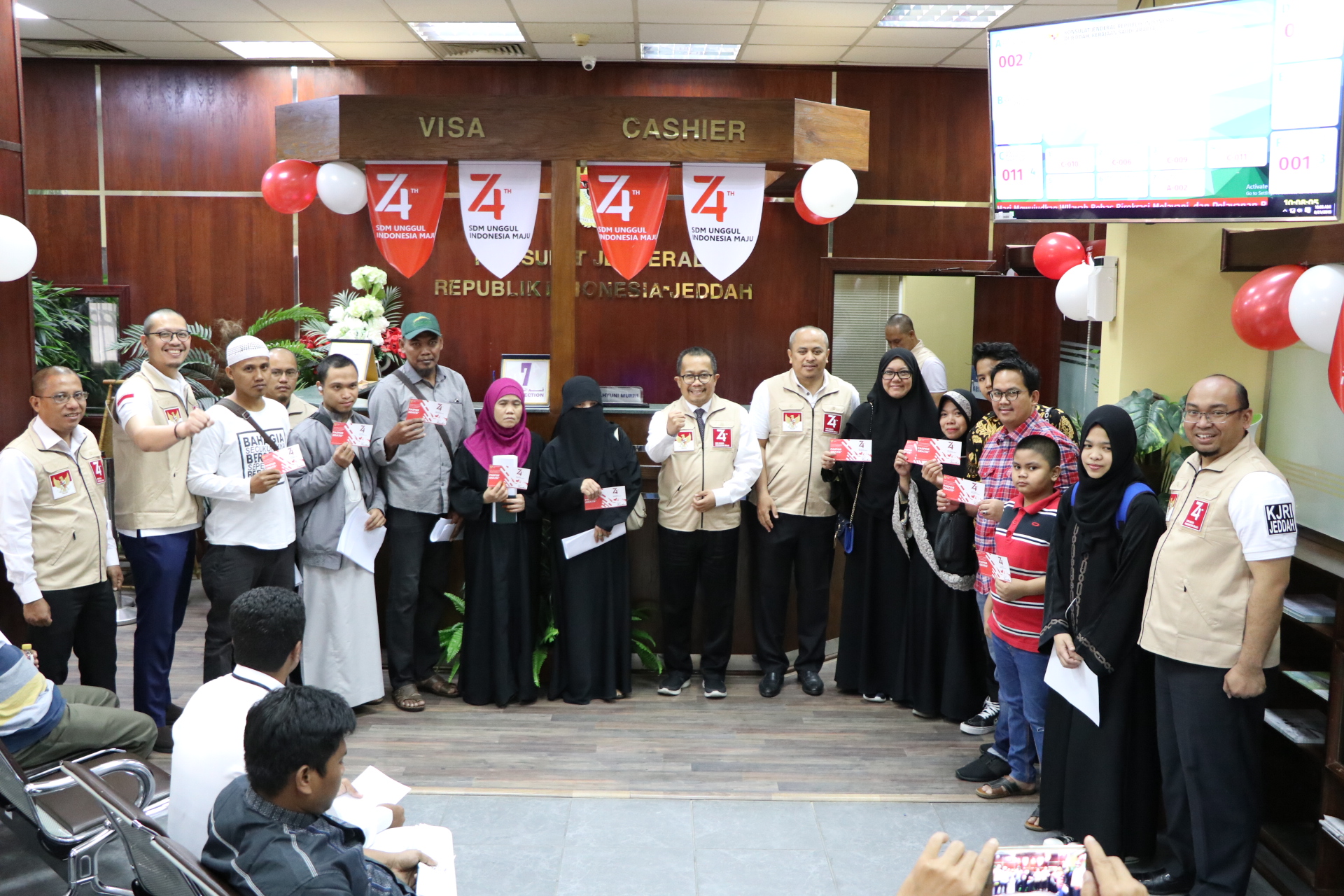 Para pemohon yang beruntung berpose bersama Konjen dan jajaran staf RI Jeddah