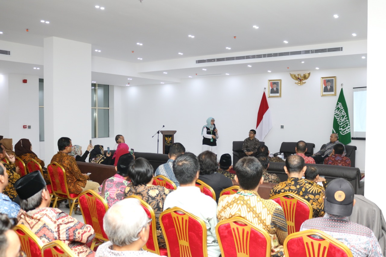 dr. Novita, Sp. PD menyampaikan materi pembekalan