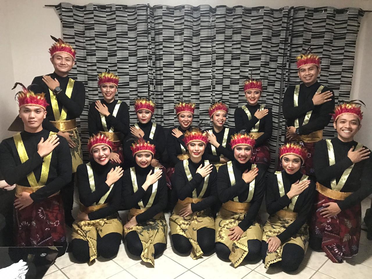 para kru Indonesia yang membawakan Tari Saman