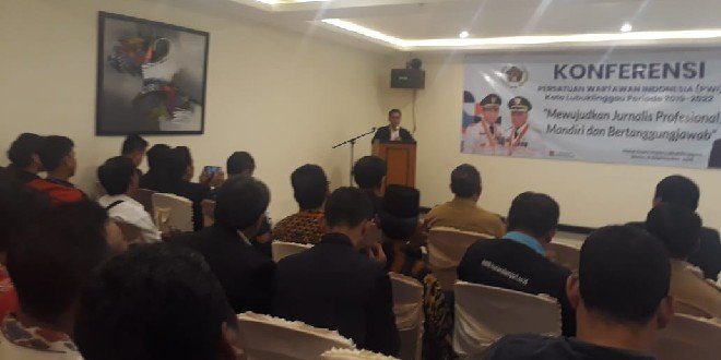 Ketua PWI Sumsel H Firdaus Komar saat memberikan kata sambutan di kegiatan Konferensi PWI Kota Lubuklinggau.