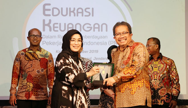 Konjen RI Jeddah (Kanan) menerima cendera mata dari pemateri