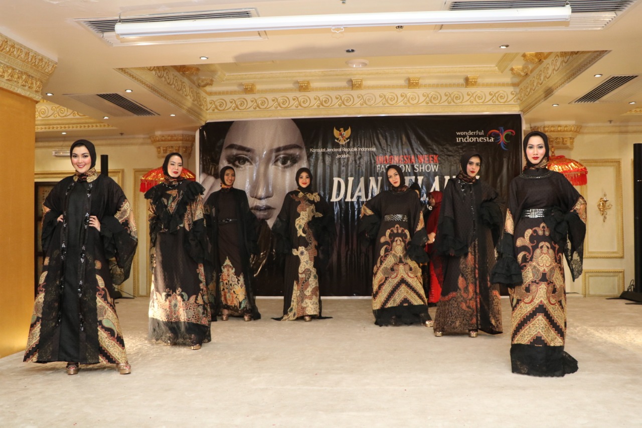 peragawati saat tampil di catwalk