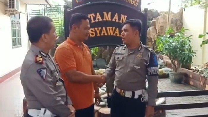 polisi stop ambulan