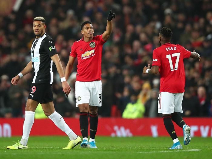 Anthony Martial (tengah) mencetak dua gol saat MU menang 4-1 atas Newcastle United di laga boxing day Liga Inggris