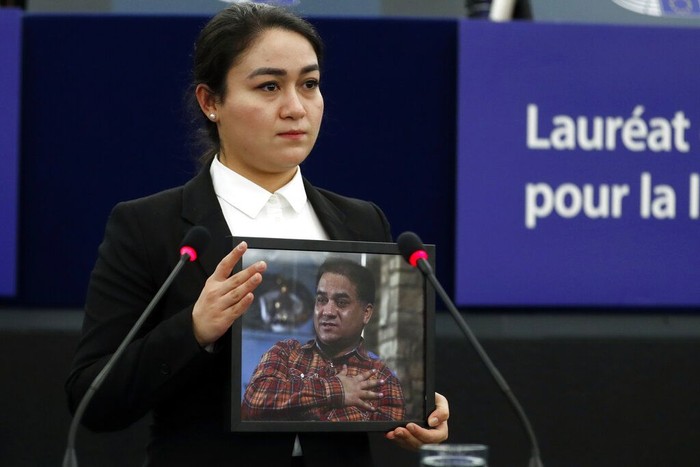 Jewher Ilham menerima penghargaan Sharkarov Prize yang diberikan untuk ayahnya, Ilham Tohti
