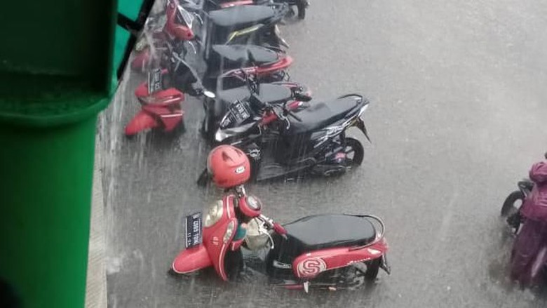 Motor 'tenggelam' akibat banjir di Jalan Asia Afrika