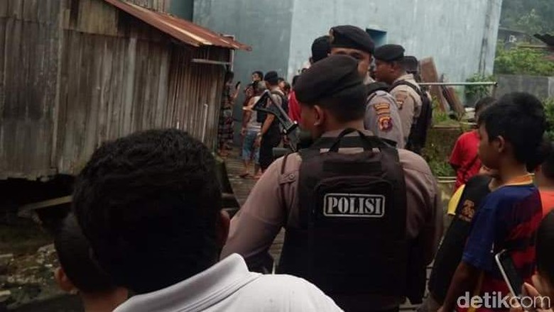 Polisi-mengcek-lokasi-penemuan-mayat-balita-tanpa-kepala-di-Samarinda