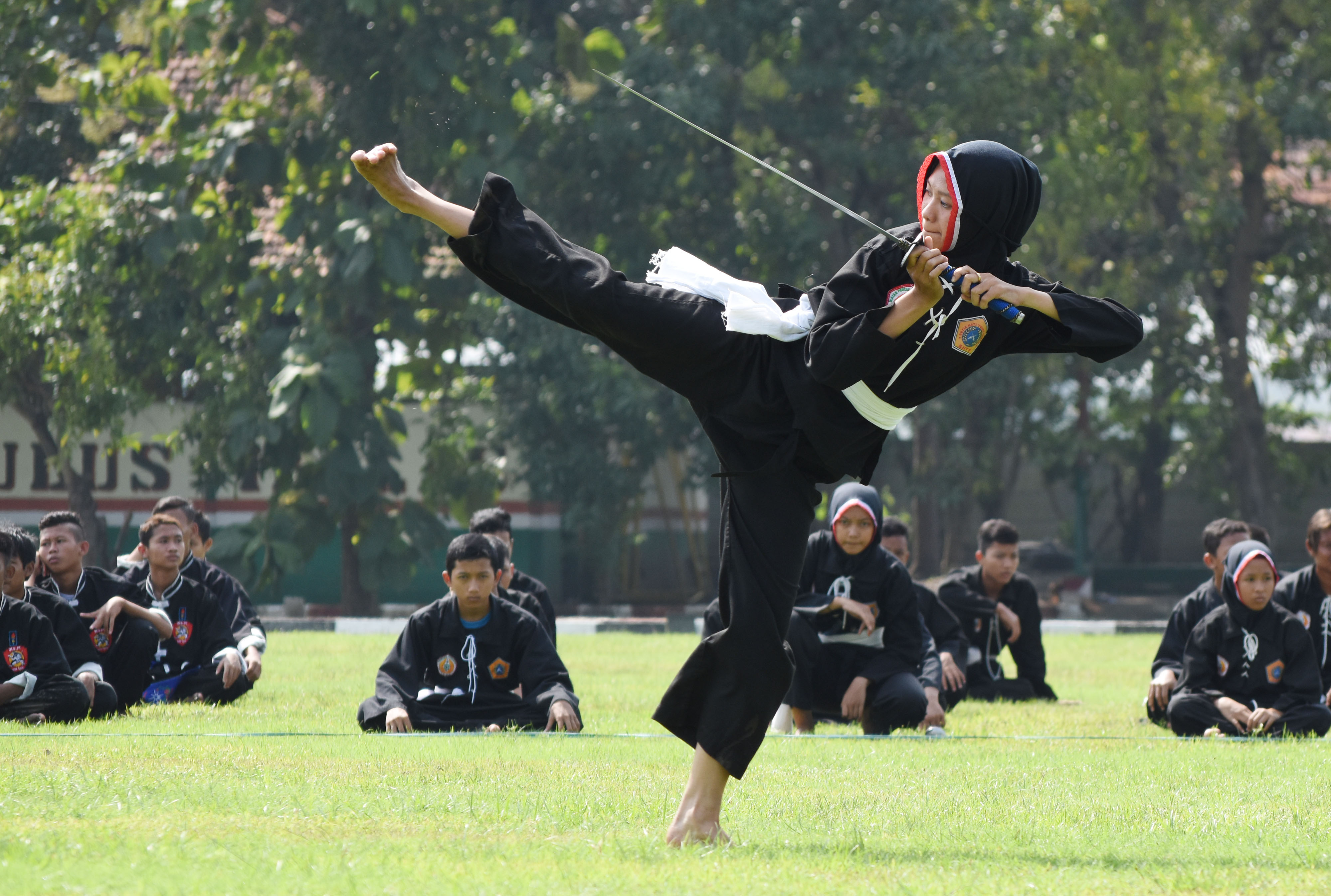 Pesilat memeragakan gerakan silat saat Pengukuhan Beladiri Militer Pencak Silat Nusantara di lapangan upacara Batalyon Para Raider 501/Bajra Yudha Madiun, Jawa Timur, Kamis (4/4/2019)