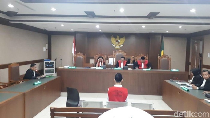 Lutfi Aldiandi duduk di kursi terdakwa