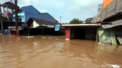 Permukiman warga di Perum Pondok Gede Permai, Jatiasih, Bekasi, Jawa Barat, diterjang banjir