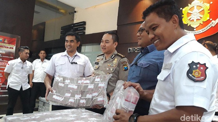 Polisi menunjukkan uang Rp 4,1 M yang disita dari kasus MeMiles