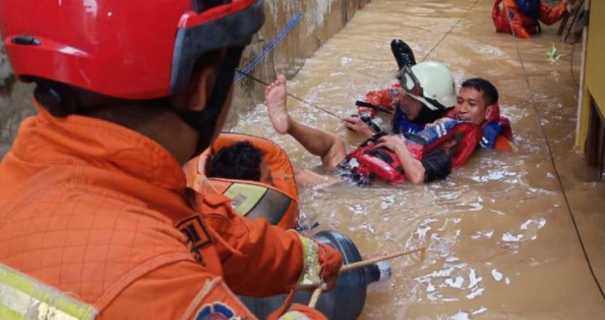 Tim SAR mengevakuasi korban banjir di Jakarta, beberapa waktu yang lalu.