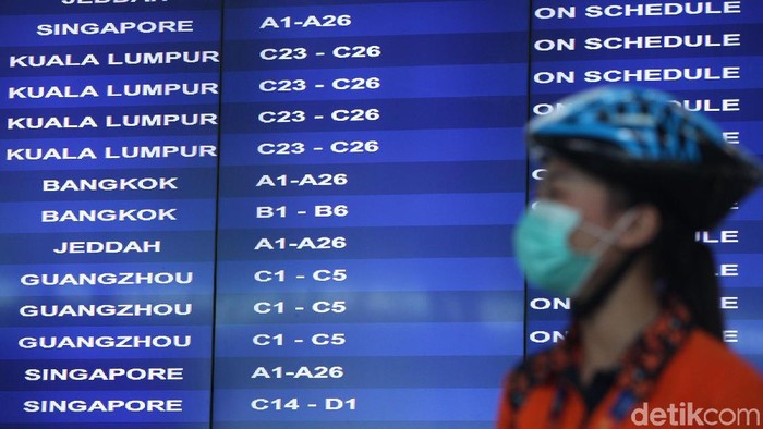 Warga mengenakan masker untuk melindungi diri dari penularan virus Corona