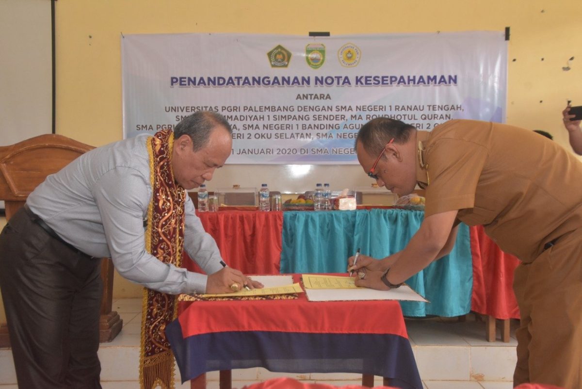 Rektor Universitas PGRI Palembang, Dr H Bukman Lian, MM, MSi dan Kepala SMAN 1 Ranau Tengah, Drs Harun Rasyid, MM menandatangani berkas nota kesepahaman.