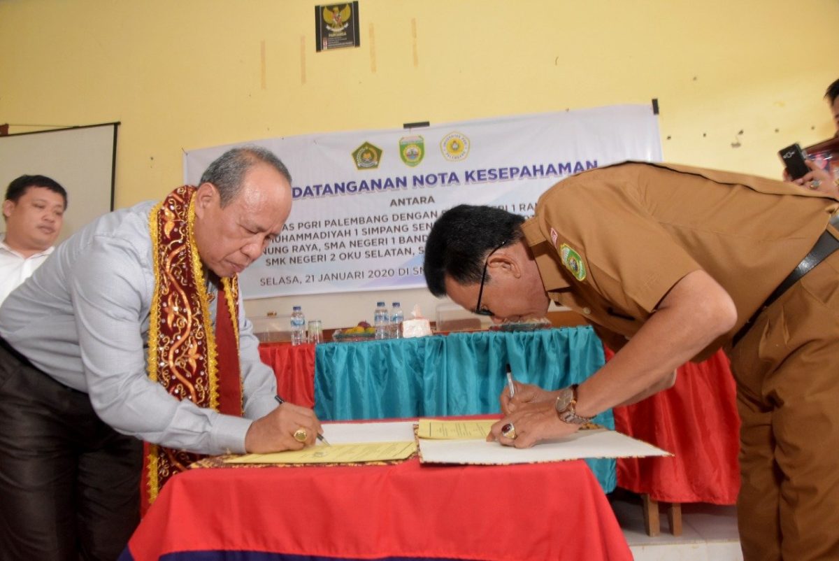 Rektor Universitas PGRI Palembang, Dr H Bukman Lian, MM, MSi dan Kepala SMAN 1 Mekakau Ilir, Febri Susanto, SPd, MM menandatangani berkas nota kesepahaman.