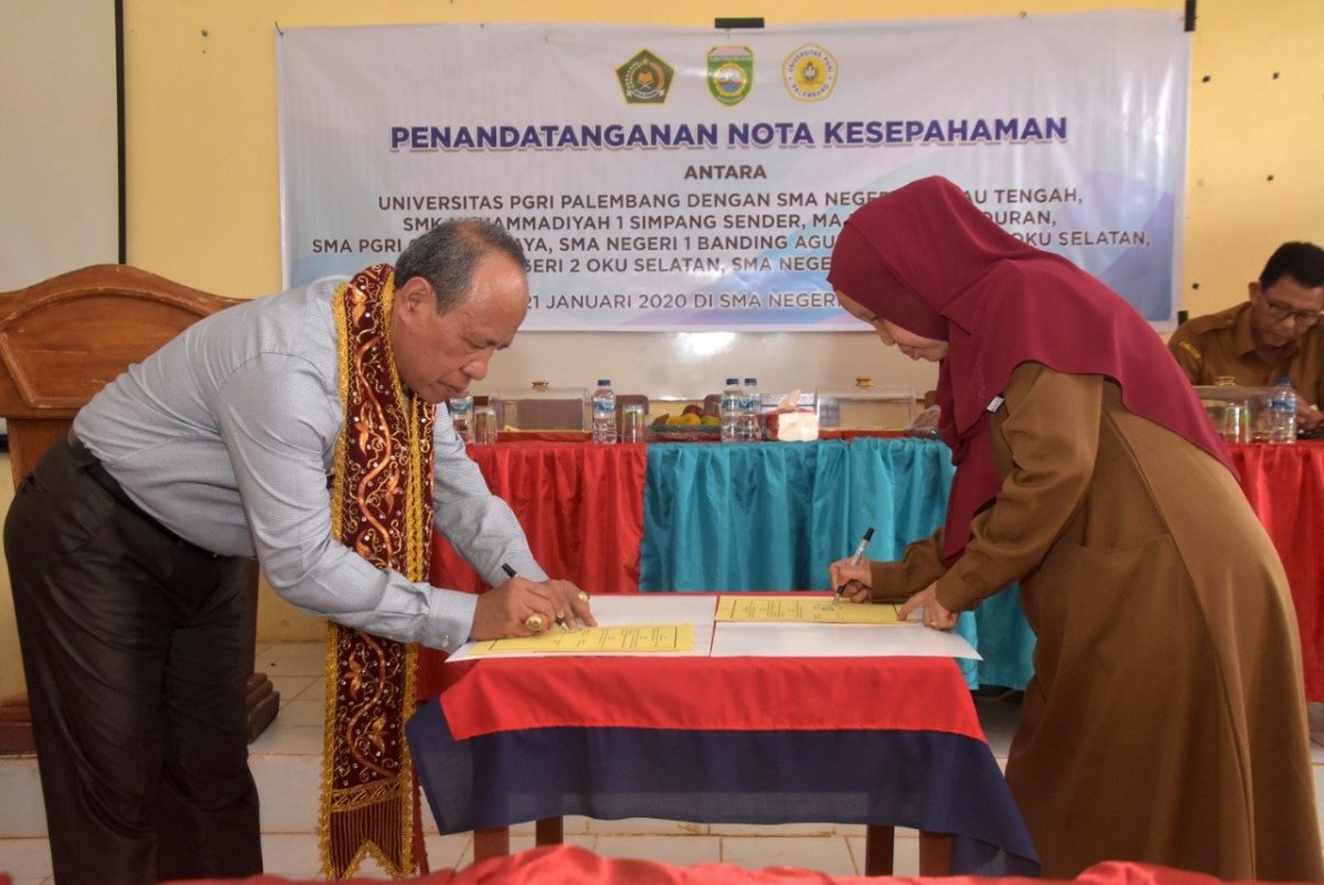Rektor Universitas PGRI Palembang, Dr H Bukman Lian, MM, MSi dan Kepala SMAN 1 Banding Agung, Dra Siti Domroh, MM menandatangani berkas MoU.