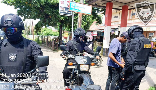 Tim Hunter Alpha 2 saat menggeledah seorang laki-laki yang dicurigai melakukan aksi pemalakan.