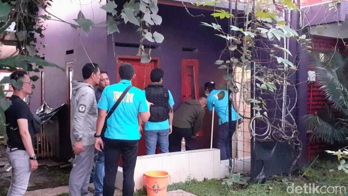 Personel BNN menggerebek pabrik narkoba di Kota Bandung