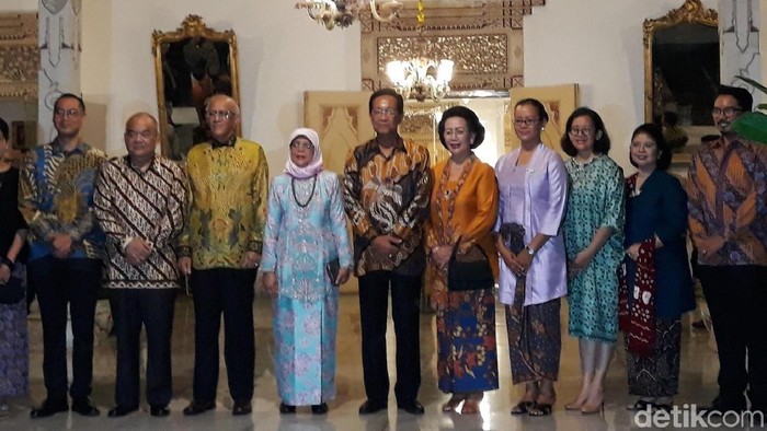 Presiden Singapura HE Halimah Yacob (berkerudung) dan Sri Sultan Hamengku Buwono X di Keraton Ngayogyakarta Hadiningrat.
