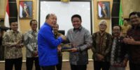 Penyerahan cinderamata.