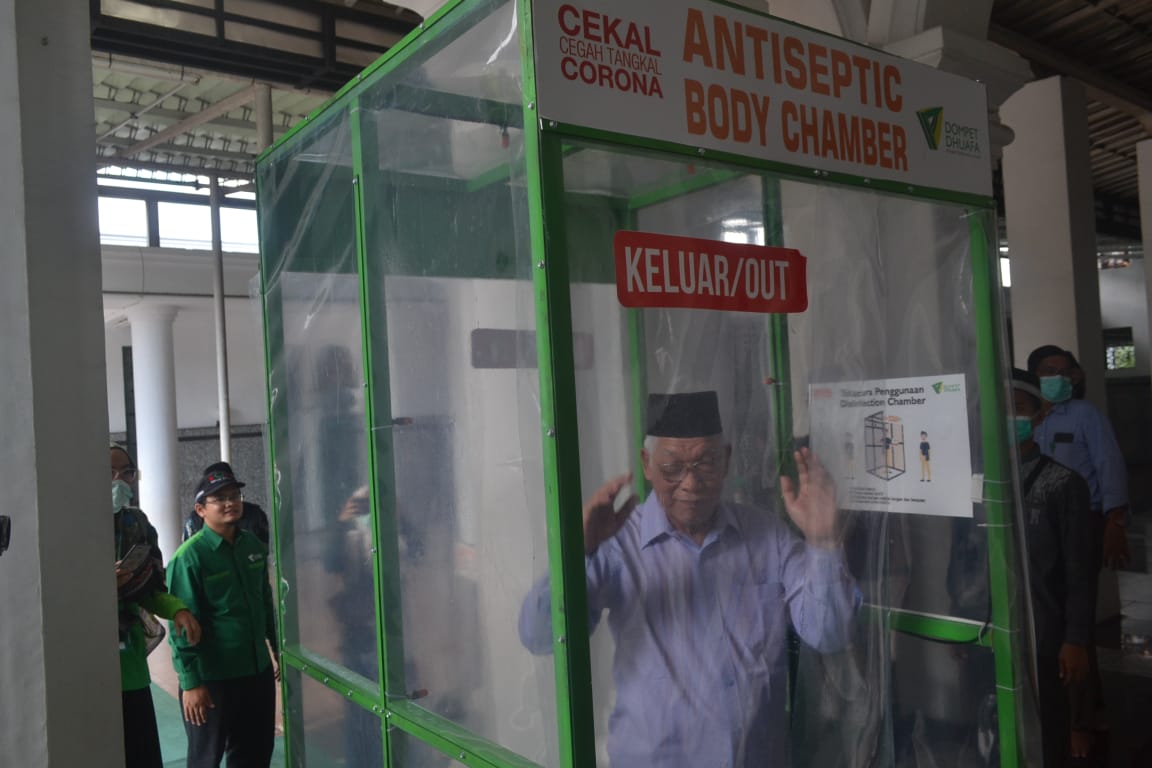 IMG-20200402-WA0017 Jamaah Masjid Agung saat mencoba bilik antiseptik Dompet Dhuafa Sumsel S