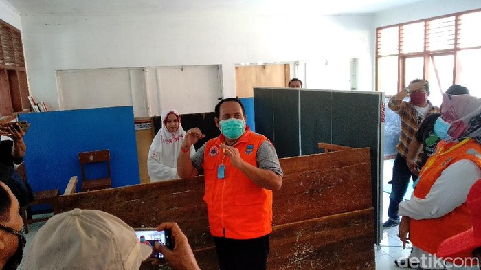 Bupati Pangandaran Jeje Wiradinata saat meninjau lokasi karantina di SMP Negeri 2 Padaherang