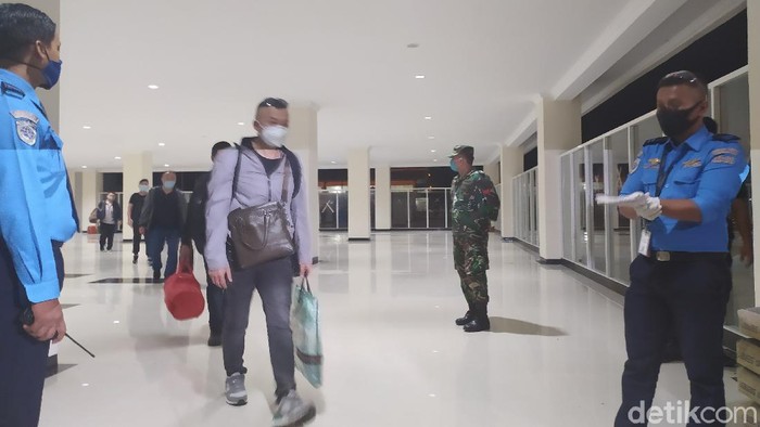 Gelombang pertama kedatangan TKA asal China tiba di Bandara Halu Oleo, Kendari
