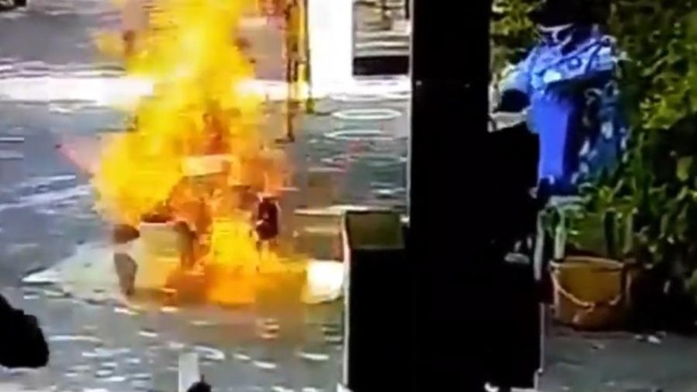 Motor terbakar disemprot disinfektan