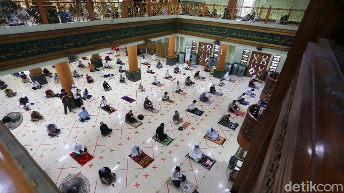 Shalat Jumat berjamaah di Masjid Agung Al Barkah Kota Bekasi Shalat Jumat berjamaah di Masjid Agung Al Barkah Kota Bekasi