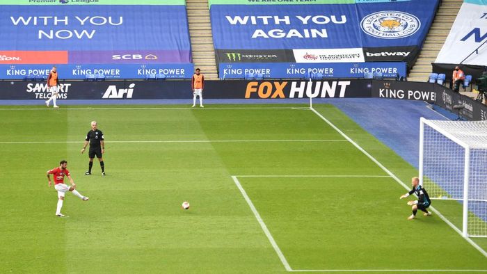Bruno Fernandes saat lakukan tendangan penalti ke gawang Leicester