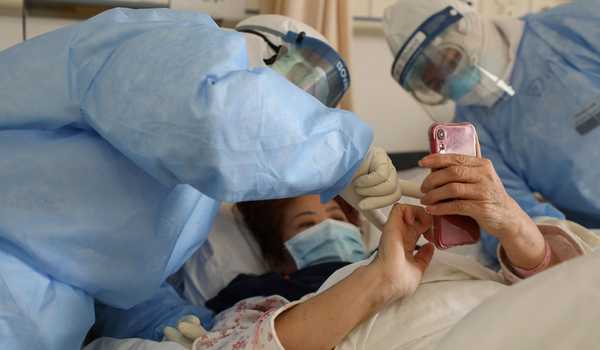 CHINA-HEALTH-VIRUS Pasien Covid-19 menjalani perawatan. (Foto: AFP)