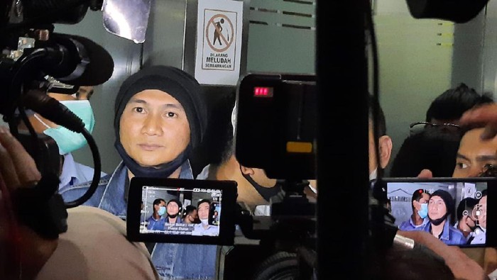 Anji usai menjalani pemeriksaan di Polda Metro Jaya