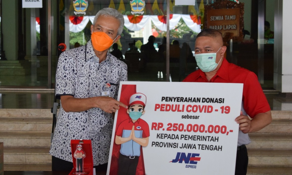 Presdir JNE serahkan bantuan secara simbolis pada Gubernur Jateng_copy_1189x714