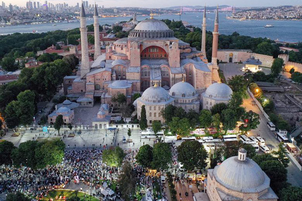 Shalat Jumat pertama di Hagia Sophia