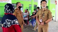 11 agts capil (Kepala Dinas Capil saat meninjau pelaksanaan pembuatan e- KTP)