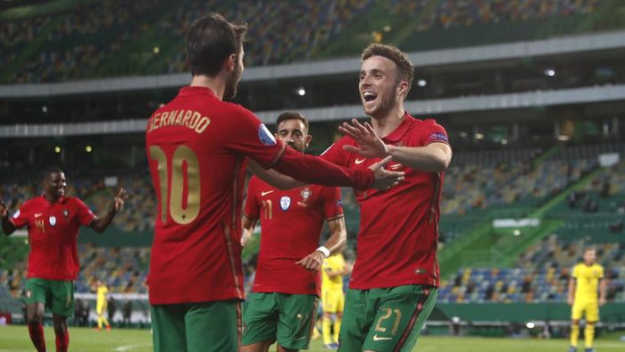 Bernardo Silva dan Diogo Jota merayakan gol Portugal