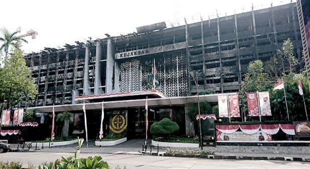 Gedung Kejaksaan Agung yang terbakar