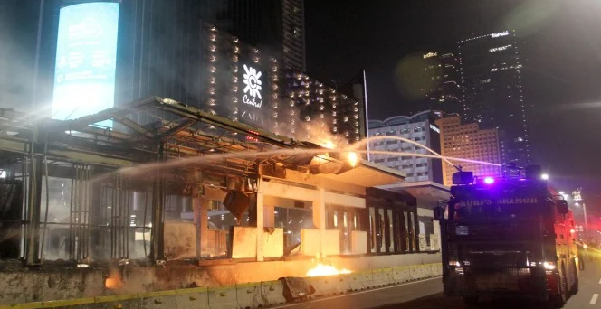 Halte Transjakarta dibakar massa perusuh