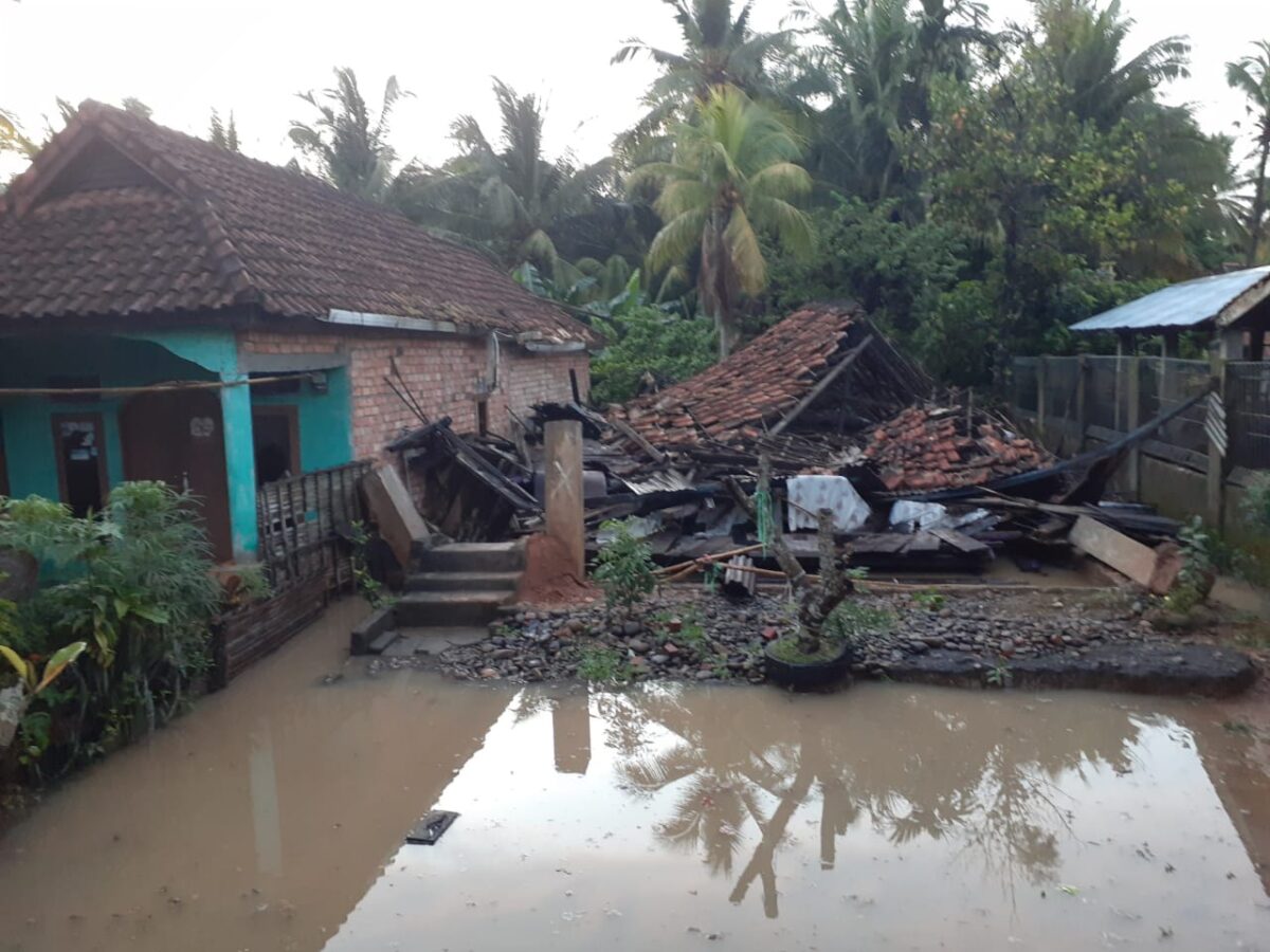 Kondisi banjir bandang di Desa UjanMas Muaraenim