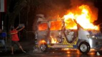 Mobil Ambulans Nasdem dibakar massa