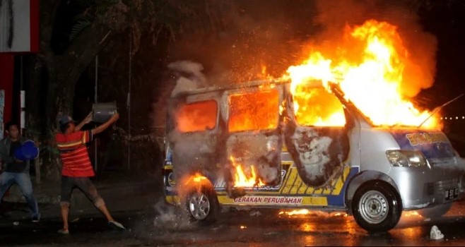 Mobil Ambulans Nasdem dibakar massa