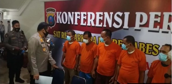 Para tersangka pesta narkoba saat diperiksa