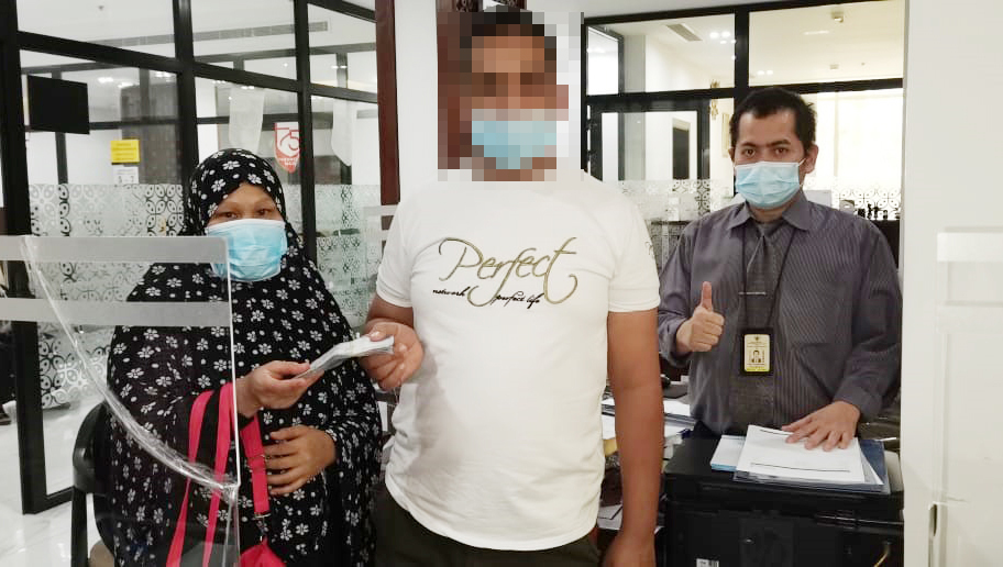 Penyerahan uang gaji yang belum dibayarkan Sdri. ESMO oleh pengguna jasa ybs di saksikan Staf KJRI Jeddah